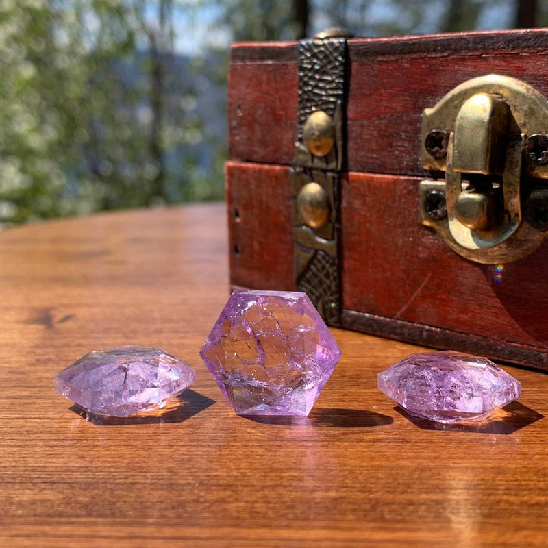 Amethyst, heilige Geometrie, facettierter Kristall