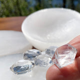 Klarer Quarz-Kristall mit heiliger Geometrie, facettiert