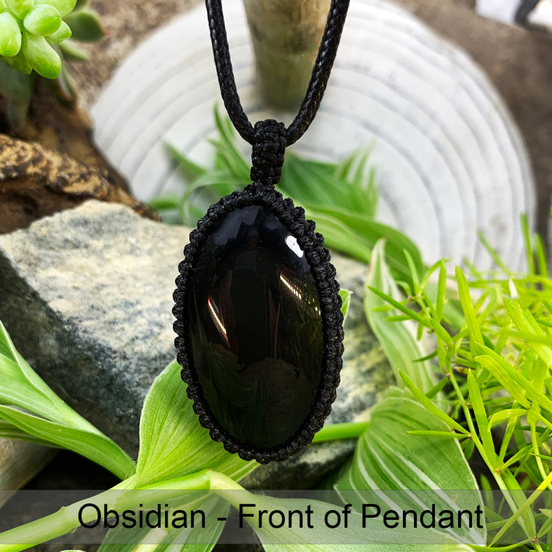 Halskette mit Makramee-Anhänger aus Obsidian