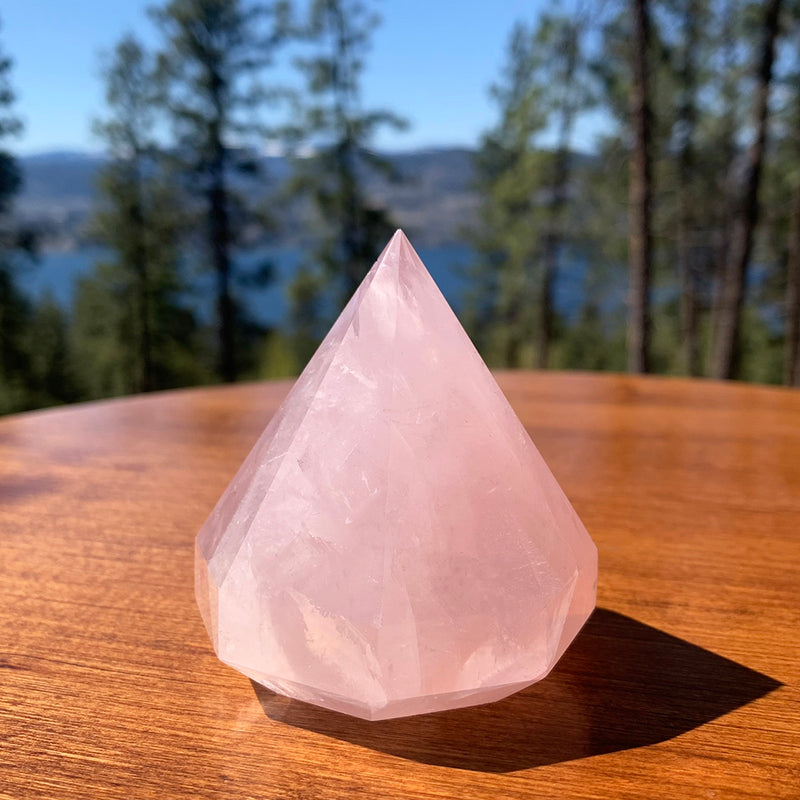 Rosenquarz-Kristall im Diamantschliff