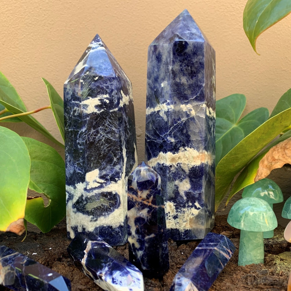 Several sodalite generators and small points of different heights and veining, with green fluorite mushrooms